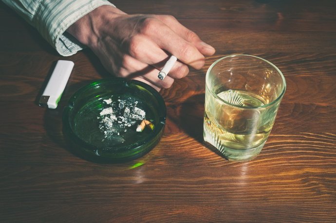 Archivo - Tabaco y alcohol, fumar y beber