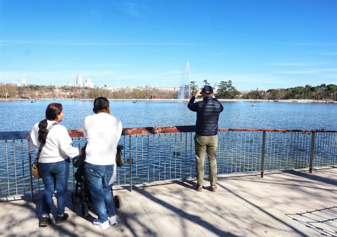 Archivo - Varias personas hacen fotos en la Casa de Campo, a 19 de marzo de 2023, en Madrid (España).