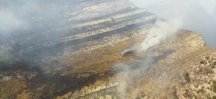 Los incendios forestales de Soba y Arredondo continúan activos