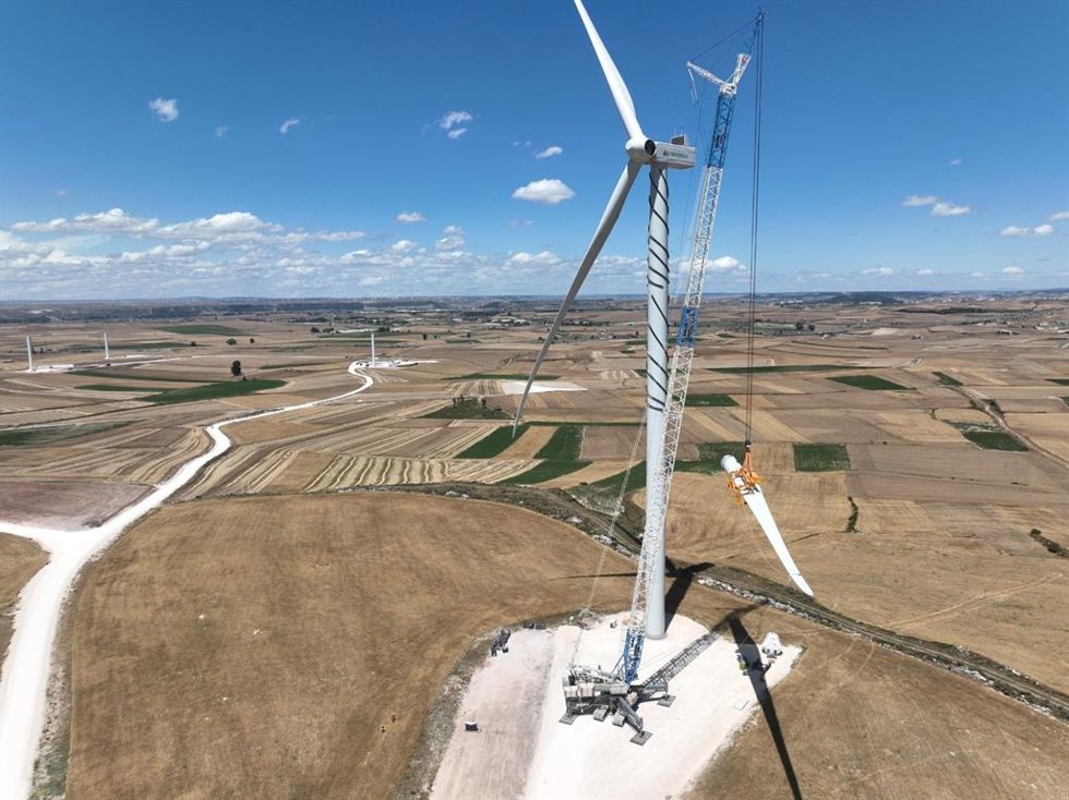 Archivo - Iberdrola instala el primer aerogenerador de uno de sus parques ólicos más potentes de CyL.