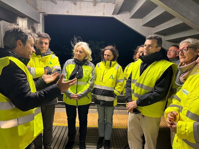 Más de 100 personas participan en el simulacro de emergencias del Trambahía en Río Arillo