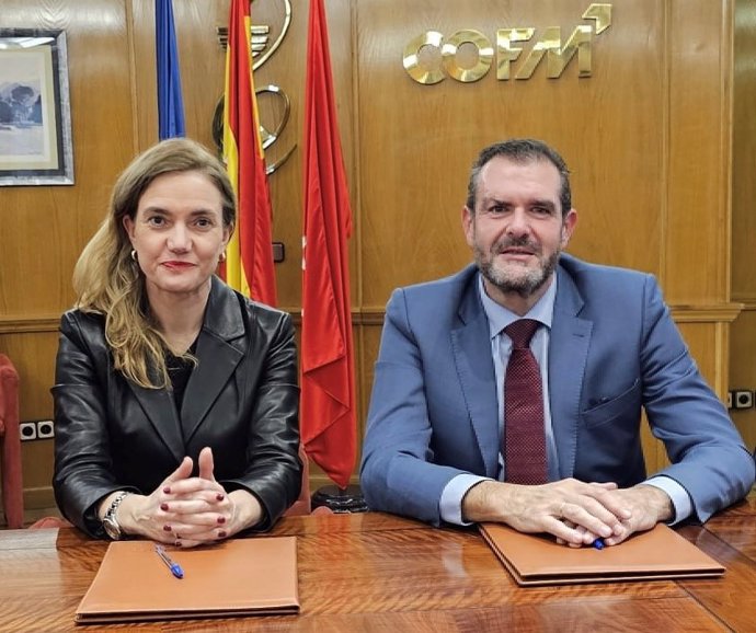 El presidente de Hefame, Enrique Ayuso, y la vocal y delegada en Madrid de Farmamundi, Nieves Mijimolle, durante la firma del acuerdo
