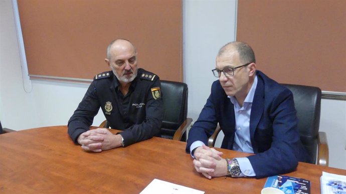 El secretario general de CEOE Cepyme Cuenca, Ángel Mayordomo, junto al nuevo comisario provincial de la Policía Nacional, Manuel Domínguez Corcobado.