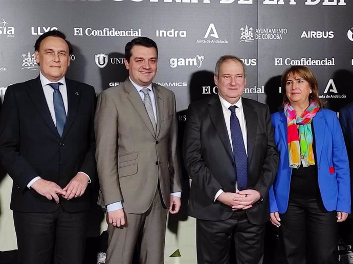 El ministro de Industria y Turismo, Jordi Hereu (segundo por la dcha), junto a representantes institucionales en Córdoba.