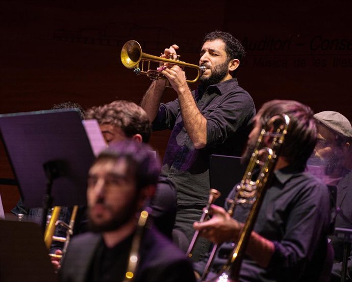 Archivo - La Big Band del Conservatorio Superior de Música de las Islas Baleares toca este jueves junto al pianista de jazz y director Toni Vaquer.
