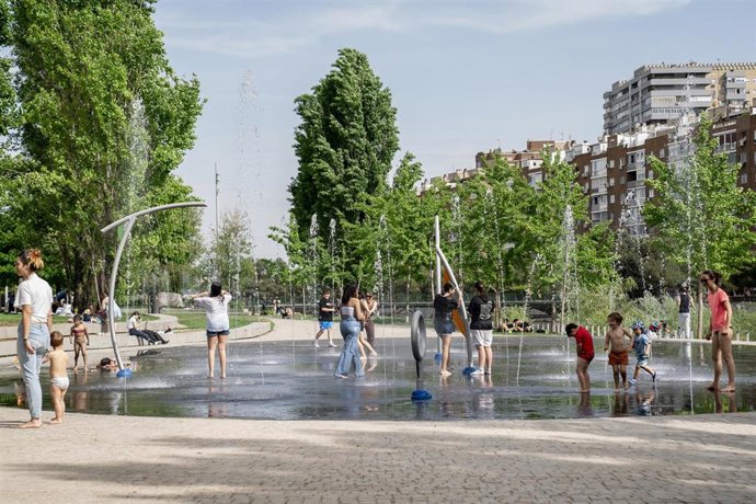 Archivo - Niños en los chorros de la playa de Madrid Río