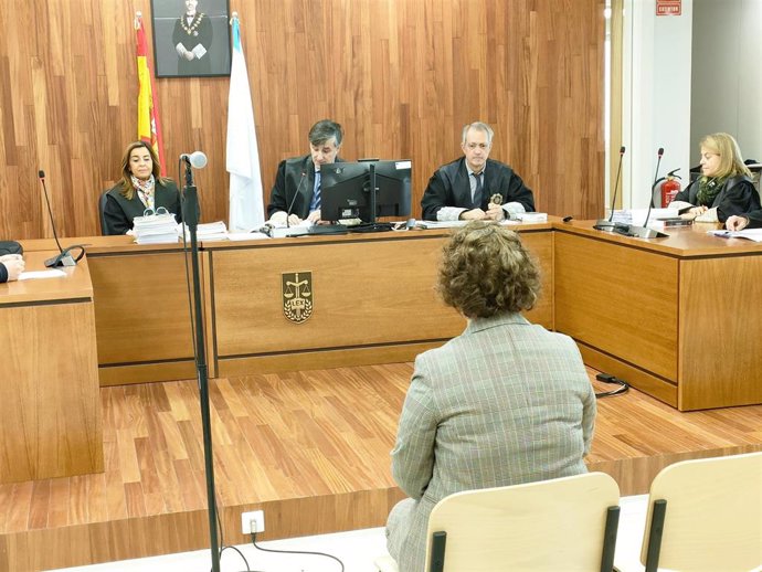 La acusada Carmen D.D., acepta la pena de 2 años de cárcel tras admitir que se quedó con 140.000 euros de la empresa de moda y calzado en la que trabajaba en Vigo.