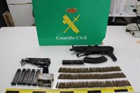 La Guardia Civil encuentra dos armas de guerra escondidas en un zulo en Monda (Málaga)