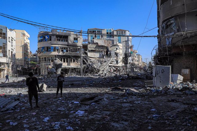 Archivo - Edificios destruidos por los bombardeos del Ejército de Israel contra Jan Yunis, en el sur de la Franja de Gaza (archivo)