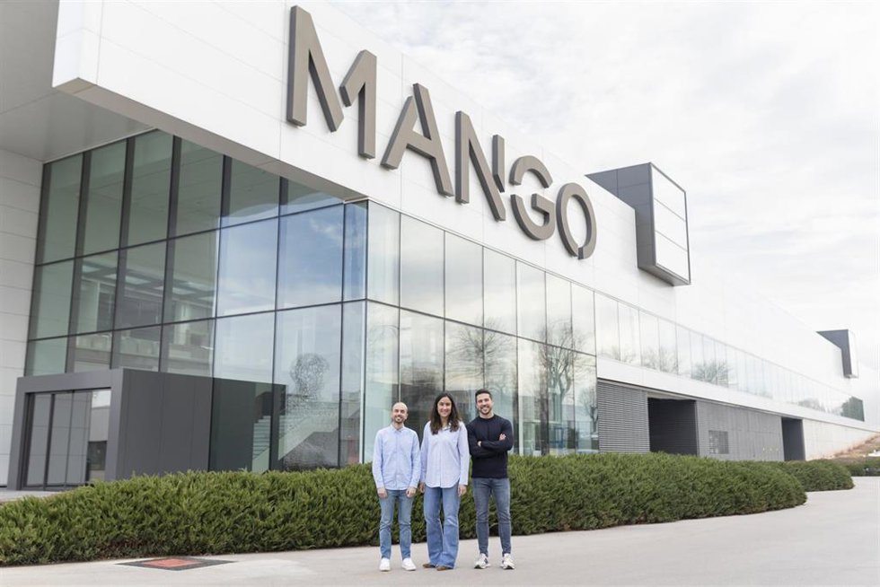 Los responsables de Flipflow ante la sede de Mango.