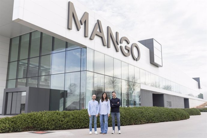 Els responsables de Flipflow davant la seu de Mango