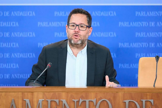 El portavoz parlamentario de Adelante Andalucía, José Ignacio García, en rueda de prensa en la sala de prensa del Parlamento este miércoles 31 de enero de 2024