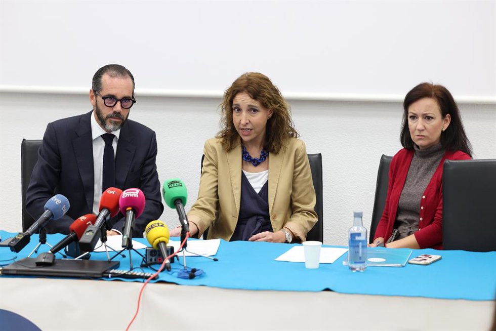 Archivo - (I-D) El abogado Eliseo Martínez, la directora de Comunicación de OCU, Ileana Izverniceanu, y la abogada de OCU, Miryam Vivar, durante la presentación de las tres primeras demandas colectivas por el caso conocido como cártel de automóviles,