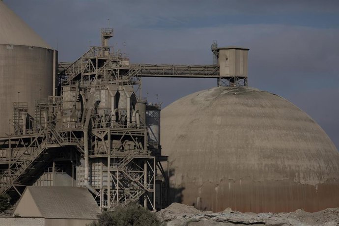 Archivo - Vista de una fábrica de cemento