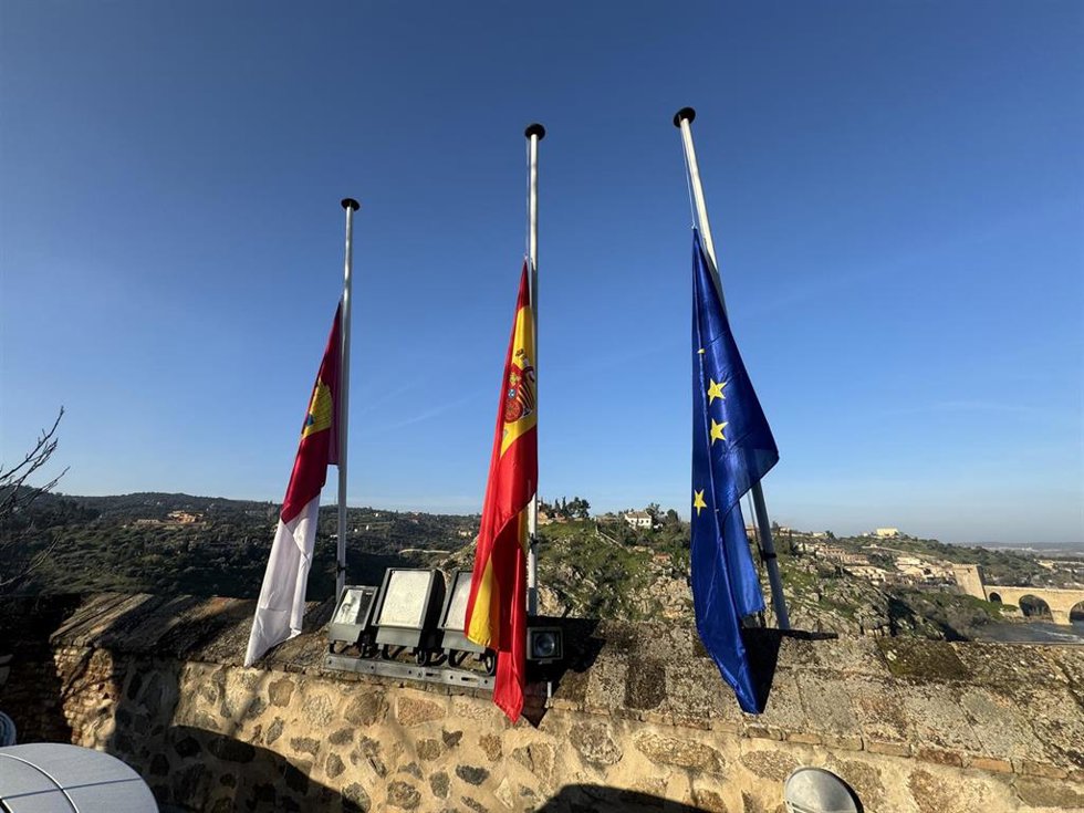 Banderas oficiales a media asta en las Cortes de Castilla-La Mancha.