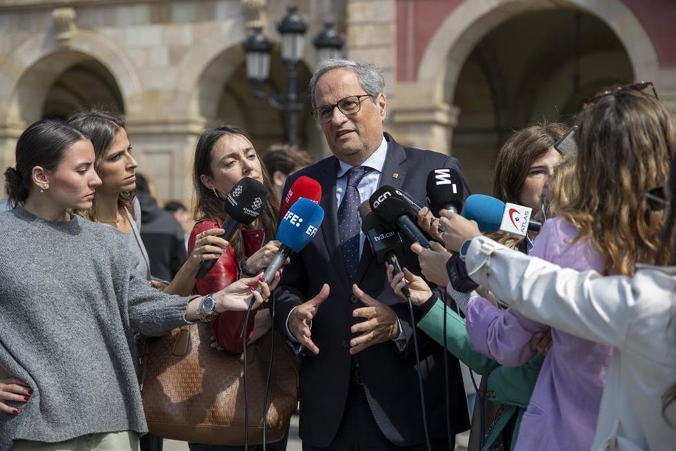 Archivo - El expresidente de la Generalitat de Catalunya Quim Torra ofrece declaraciones a los medios después de que Laura Borrs haya sido condenada a cuatro años y medio de cárcel y trece de inhabilitación por el Tribunal Superior de Justicia Catalán,
