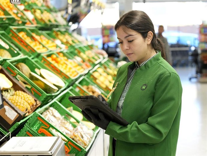 Archivo - Una trabajadora de un supermercado Mercadona en Mallorca.
