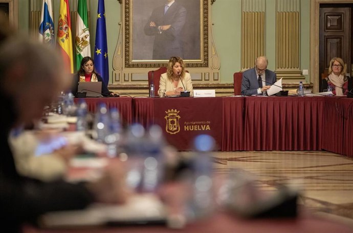 Archivo - Pleno del Ayuntamiento de Huelva en una imagen de archivo.
