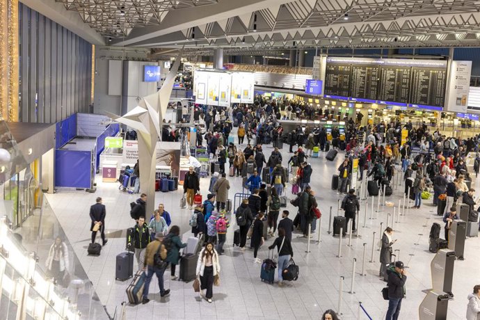 Archivo - Terminal 1 at Frankfurt Rhine-Main Airport is bustling with passengers.