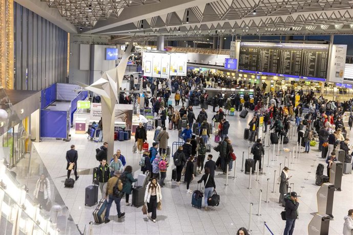 Archivo - Terminal 1 at Frankfurt Rhine-Main Airport is bustling with passengers.