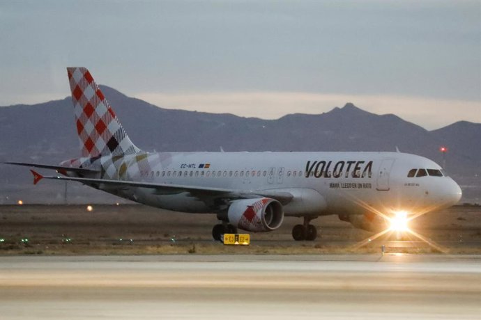 Archivo - La aerolínea Volotea