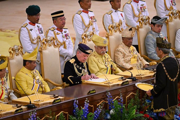 El sultán Ibrahim Iskandar, en el centro de la imagen, jura el cargo como nuevo rey de Malasia durante una ceremonia.