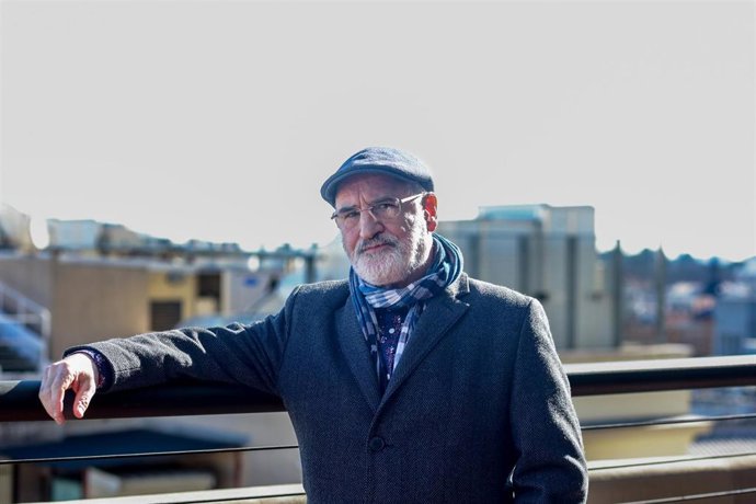 Archivo - El escritor Fernando Aramburu posa en la presentación de su novela Hijos de la fábula, en el Círculo de Bellas Artes, a 1 de febrero de 2023, en Madrid