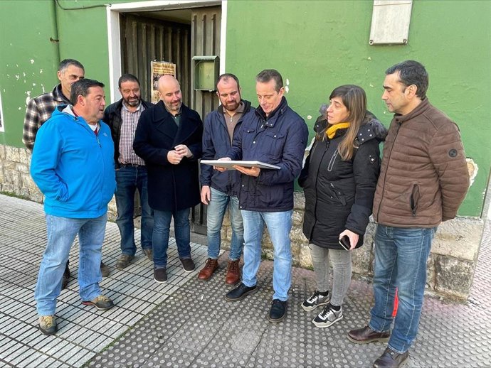 En el centro de la imagen, el consejero de Medio Rural y Política Agraria, Marcelino Marcos, revisa el proyecto de mejora del Centro de Información Agraria de Piloña.