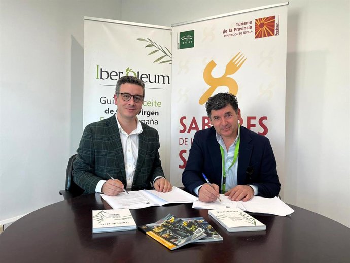 El vicepresidente de Prodetur, Rodrigo Rodríguez Hans, y el director general de Iber Oleum, Francisco García, suscriben un acuerdo de colaboración.