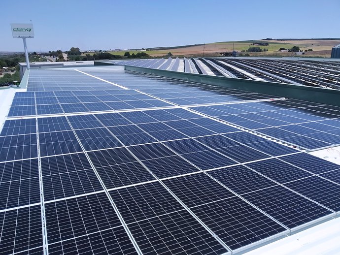 Archivo - Una instalacion de paneles solares realizada por EnchufeSolar en una industria.