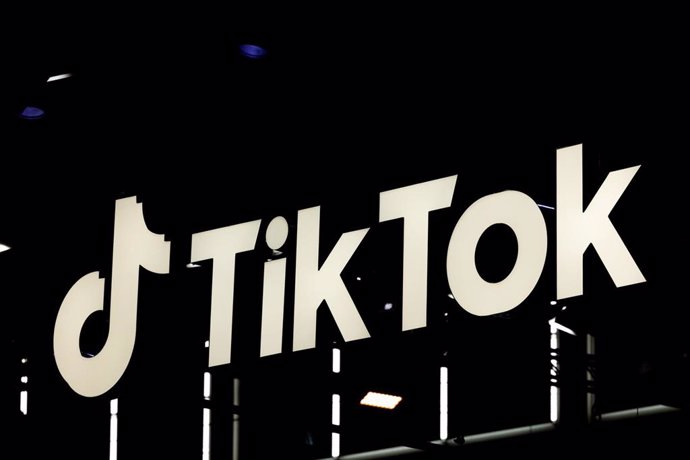 Archivo - FILED - 24 August 2022, North Rhine-Westphalia, Cologne: The logo of TikTok pictured at Gamescom. 