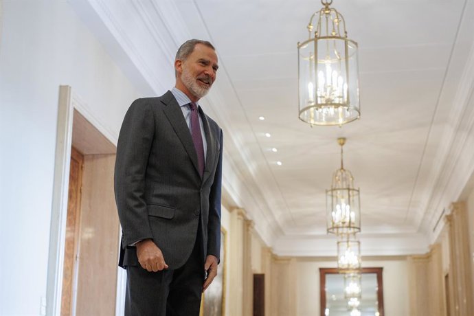 El Rey Felipe VI recibe en audiencia a la Junta de Gobierno de la Federación Española de Municipios y Provincias (FEMP), en el Palacio de la Zarzuela, a 30 de enero de 2024, en Madrid (España). El Rey ha recibido a la Junta de Gobierno de la FEMP tras l