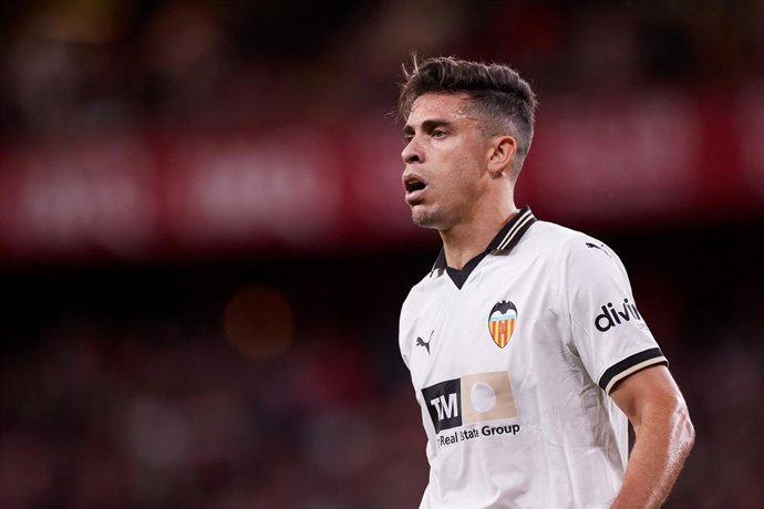 Archivo - Gabriel Paulista of Valencia CF looks on during the LaLiga EA Sports match between Athletic Club and Valencia CF at San Mames on October 29, 2023, in Bilbao, Spain.