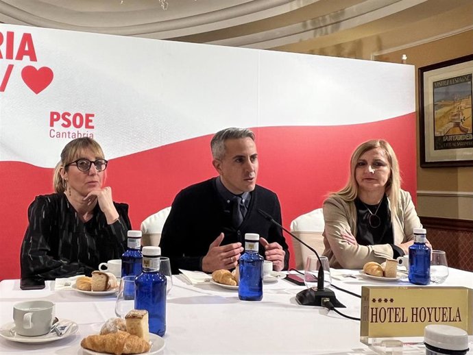 Desayuno informativo del PSOE con Pablo Zuloaga, Eugenia Gómez de Diego y Noelia Cobo