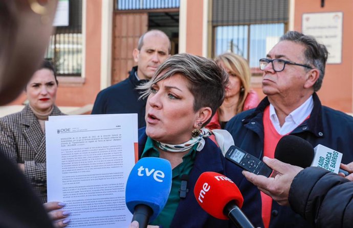 La portavoz del PSOE de Extremadura, Soraya Vega, atiende a los medios de comunicación