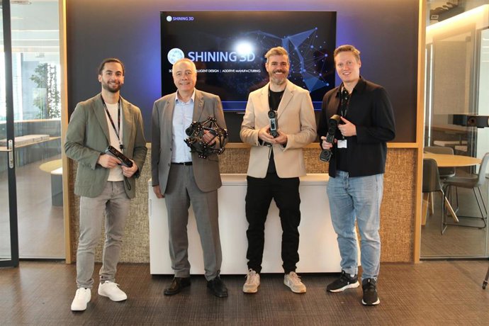 El delegado del Estado en el CZFB, Pere Navarro, con los representantes de Shining 3D.