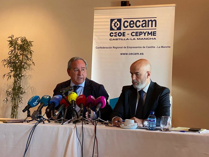 El presidente de Cecam, Ángel Nicolás, en un desayuno informativo con medios de comunicación.