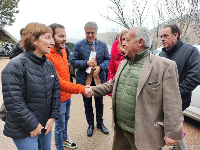El consejero de Cultura, Gonzalo Santonja, saluda al concejal Eder García, junto a la concejal Yolanda Santos