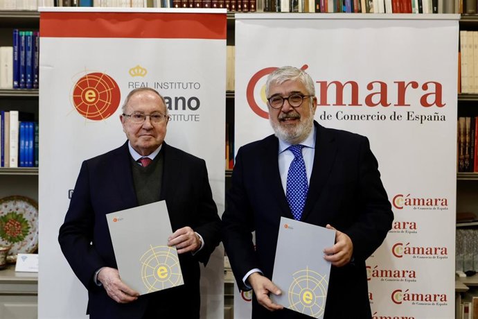 El presidente de la Cámara de Comercio de España, José Luis Bonet, y a su derecha, el presidente del Real Instituto Elcano, José Juan Ruiz.