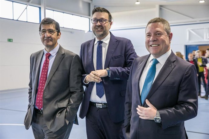 El presidente de Castilla-La Mancha, Emiliano García-Page, inaugura, en Daimiel, el nuevo gimnasio del CEIP 'Albuera'.