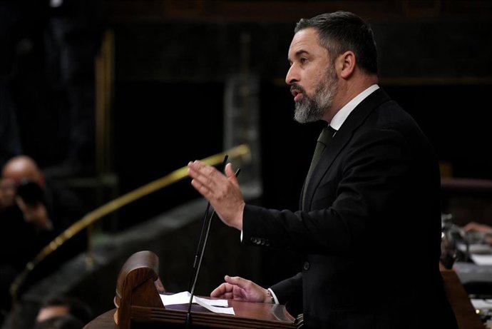 El líder de Vox, Santiago Abascal, interviene durante una sesión plenaria, en el Congreso de los Diputados, a 30 de enero de 2024, en Madrid (España).
