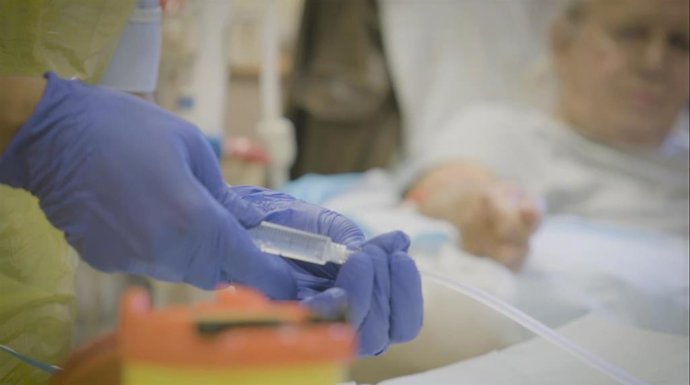 Archivo - Una enfermera prepara una sesión de diálisis