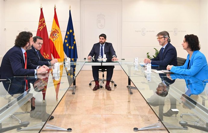 El Jefe Del Ejecutivo Regional, Fernando López Miras, Reunido En El Palacio De San Esteban Con El Presidente De La Confederación Regional De Organizaciones Empresariales De Murcia (Croem), José María Albarracín