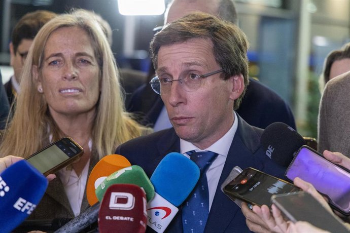 La consejera de Economía, Hacienda y Empleo de la Comunidad de Madrid, Rocío Albert, y el alcalde de Madrid, José Luis Martínez-Almeida