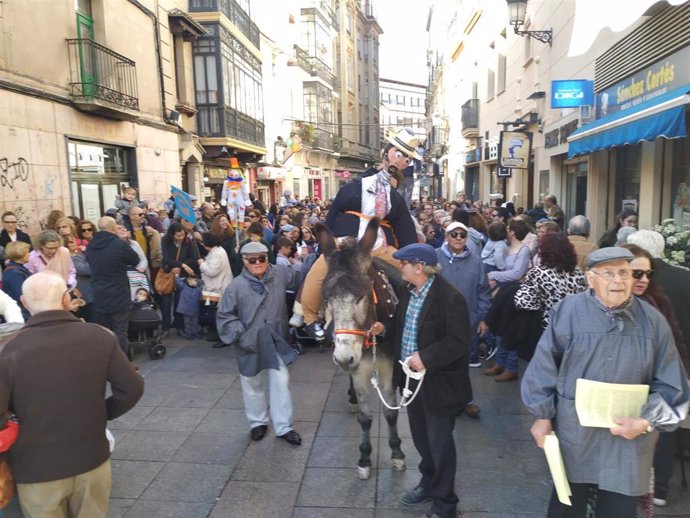 Desfile del 'pelele' montado en el burro en la fiesta de Las Lavanderas de Cáceres en una imagen de archivo