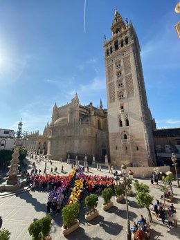 La Fundación Sopeña Sevilla celebra su compromiso con la paz con una ruta hacia la Plaza Virgen de los Reyes