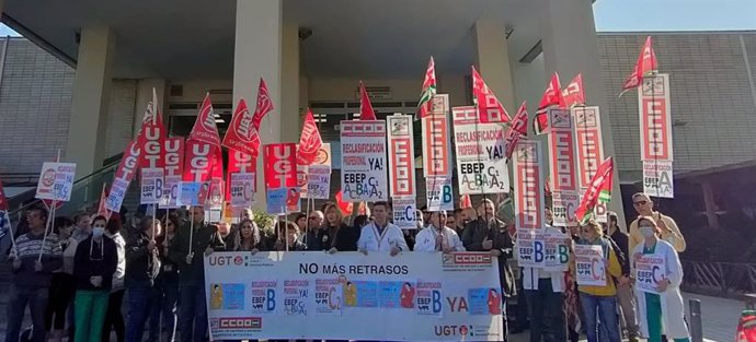 Protestas de CCOO y UGT en Córdoba por la reclasificación profesional de técnicos del SAS.