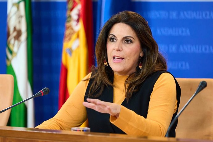 La portavoz del Grupo Parlamentario Socialista, Ángeles Férriz, durante la ronda de ruedas de prensa de portavoces de los grupos parlamentarios en el Parlamento de Andalucía, a 31 de enero de 2024 en Sevilla (Andalucía, España). Los portavoces de los gr