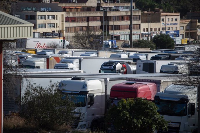 Varios camiones en La Jonquera, Girona, Cataluña (España)