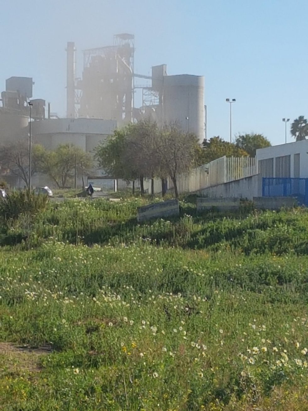 Archivo - Emisiones en la planta cementera de Alcalá